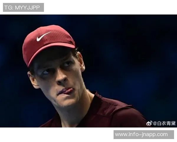 意大利国家队主帅斯帕莱蒂现场观赛ATP总决赛与冠军辛纳亲密合影